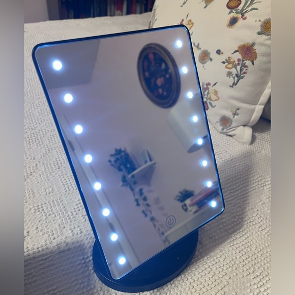 Light Up Make Up Mirror - Picture 3 of 5